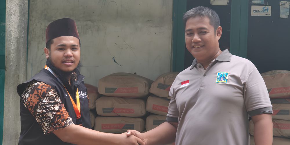 Bantu Pembangunan Mushola, Asterra Salurkan 100 Sak Semen ke Babussalam