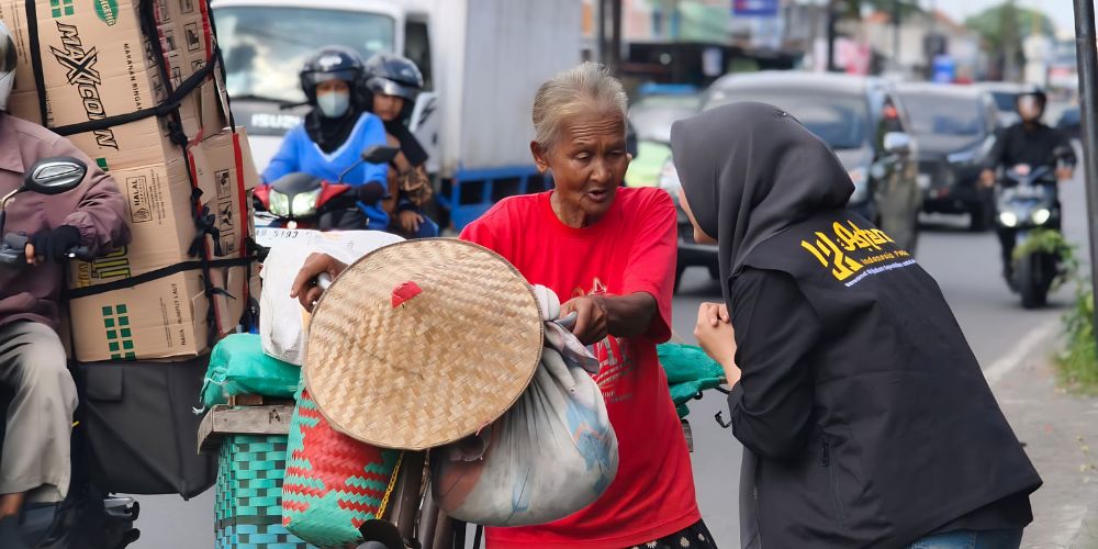 Yayasan Asterra Peduli Bagikan 100 Porsi MBG di Sonosewu
