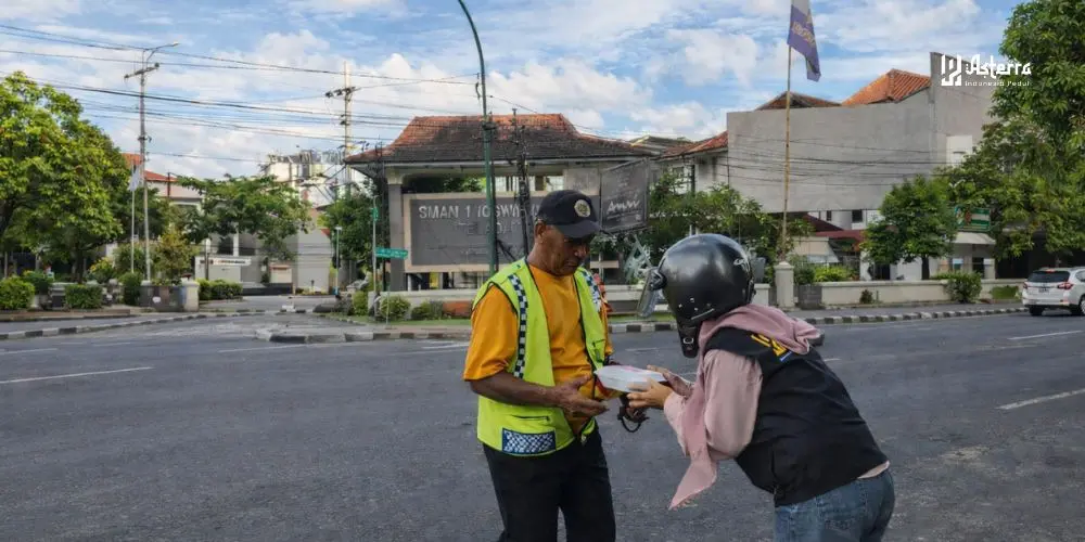 Menjelang Berbuka, Asterra Indonesia Peduli Bagikan 100 Paket Takjil untuk Pekerja Jalanan